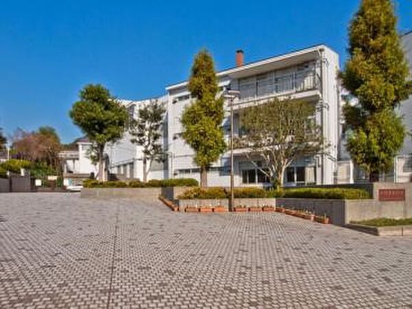中学校 715m 横浜市立仲尾台中学校(中学校は通学に安心の距離です。学校の行事にも参加しやすいですね！)