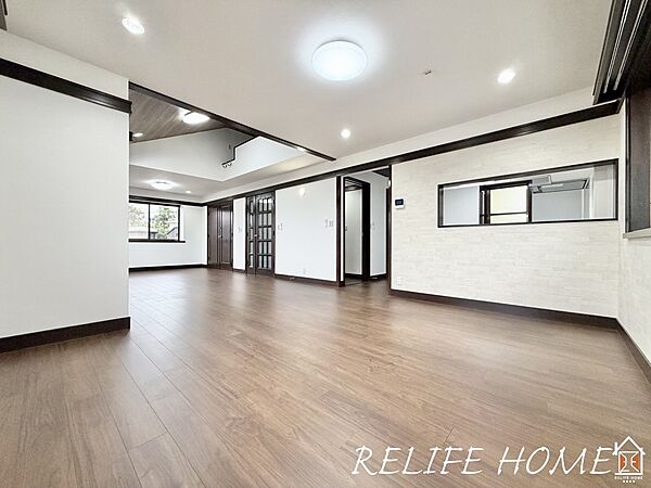 ■Living Room■  ご家族だんらんのスペースとなるリビング。家具の配置がしやすい広さを確保しつつ、窓が多い設計は色々な角度から陽光が差し込む心地の良い空間です。