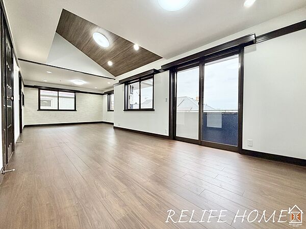 ■Living Room■  ご家族だんらんのスペースとなるリビング。家具の配置がしやすい広さを確保しつつ、窓が多い設計は色々な角度から陽光が差し込む心地の良い空間です。
