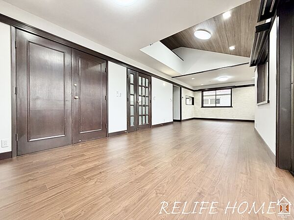 ■Living Room■  ご家族だんらんのスペースとなるリビング。家具の配置がしやすい広さを確保しつつ、窓が多い設計は色々な角度から陽光が差し込む心地の良い空間です。