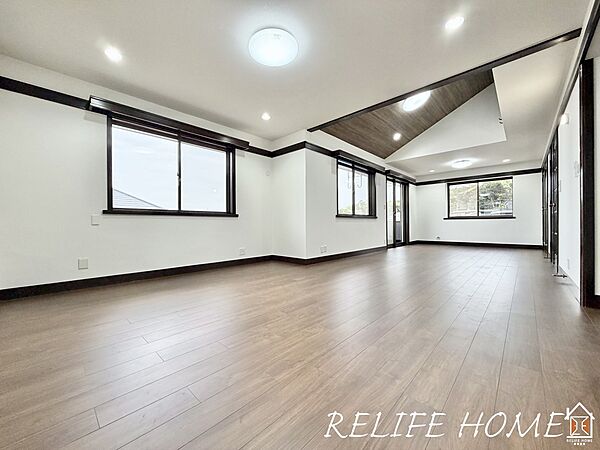■Living Room■  家族全員が空間を共有できる理想的なゆったりサイズのリビング。陽当たりも良く嬉しい空間となります。