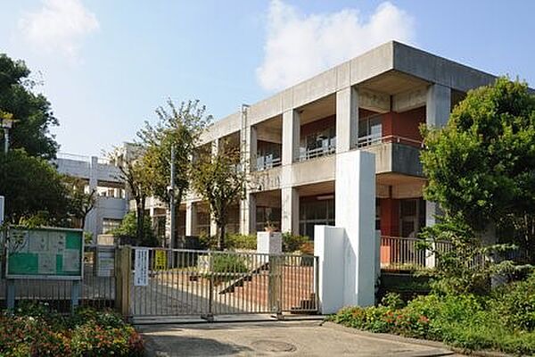 中学校 1820m 横浜市立富岡東中学校(少子化の進む昨今にあり、生徒数が310人以上の賑やかな学校なので、お子様のコミュニケーション力を育むには良いですね！)