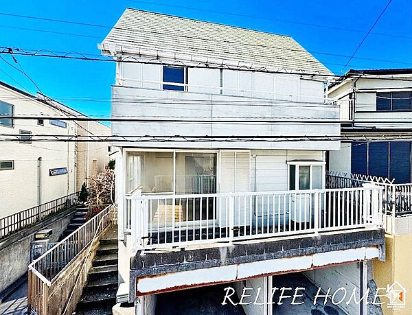 一戸建てを中心とした街並みが整然と続き、周辺は高い建物が建っていないので、採光や開放性に恵まれ、空が広く緑の多い閑静な趣を感じる環境です。