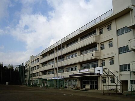 中学校 1100m 横浜市立都田中学校(少子化の進む昨今にあり、生徒数が550人以上の賑やかな学校なので、お子様のコミュニケーション力を育むには良いですね!)