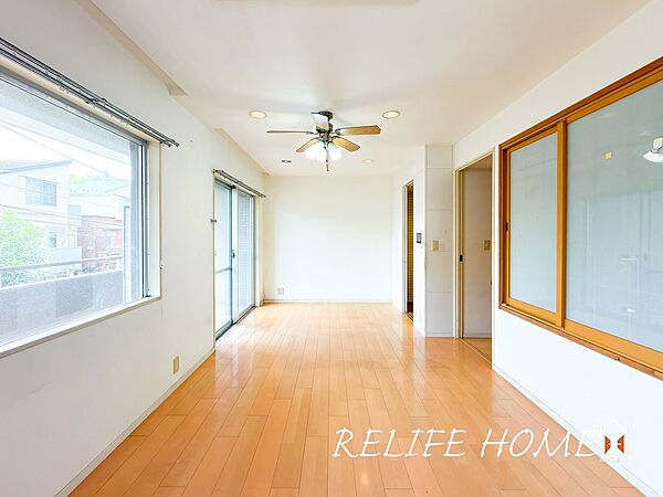 ■Living Room■   家族が集まる広々とした空間のＬＤＫ。導線もしっかりと取れているのでダイニングテーブルやソファー、ローテーブル等の家具もしっかりと配置できます。