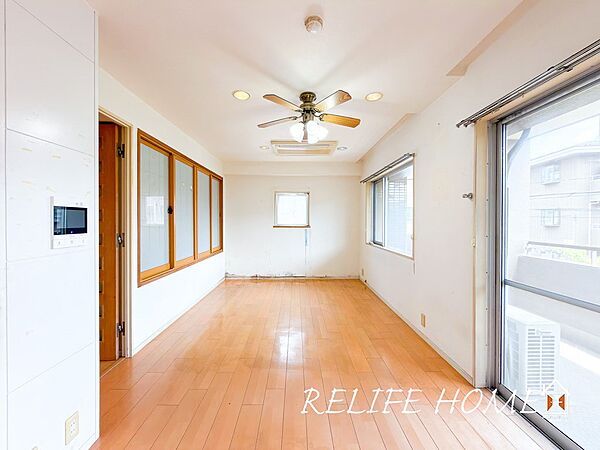 ■Living Room■豊かな光が照らすこの場所は、たわいもない会話を楽しみ、ゆったりとした時間を過ごす場所。家族の日常が刻まれる大切な空間です。