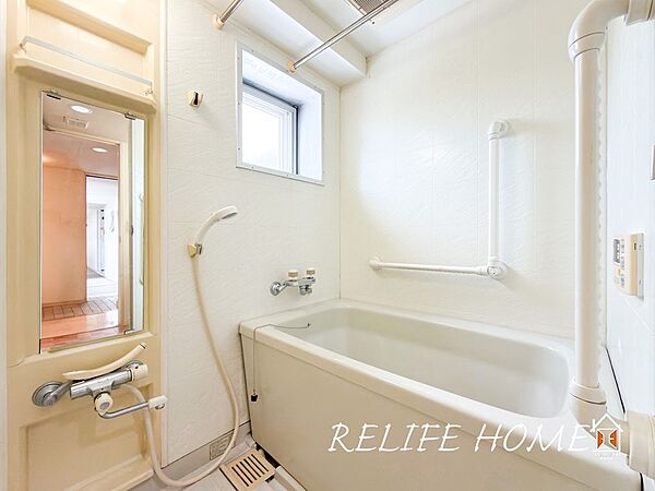 ■Bath Room■  一日の疲れを癒す場として、ゆったりと足を伸ばしてくつろげる綺麗で清潔感のある色味の浴室。