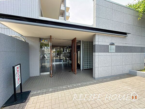 ■Entrance■  ゆとりを感じさせる明るい空間が住まう人や訪れる人を心地よく迎え入れてくれます。