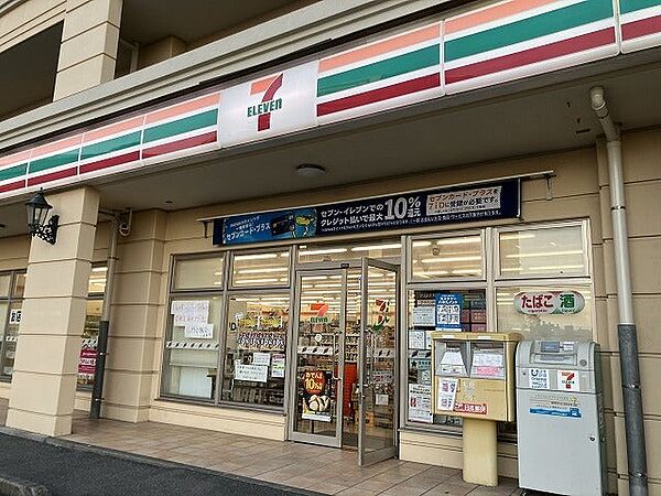 コンビニ 825m セブンイレブン横浜レイディアント店(コンビニの王道「セブンイレブン」も近いので、なにかと便利ですね！)