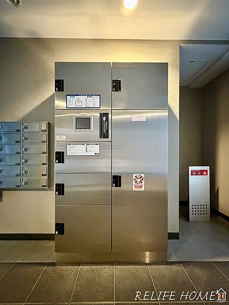 宅配ボックス完備。不在時にも荷物を受け取れるので便利です♪