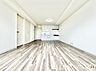 リビング/ダイニング：■Living Room■豊かな光が照らすこの場所は、たわいもない会話を楽しみ、ゆったりとした時間を過ごす場所。家族の日常が刻まれる大切な空間です。