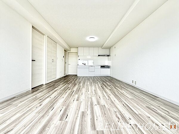 ■Living Room■豊かな光が照らすこの場所は、たわいもない会話を楽しみ、ゆったりとした時間を過ごす場所。家族の日常が刻まれる大切な空間です。