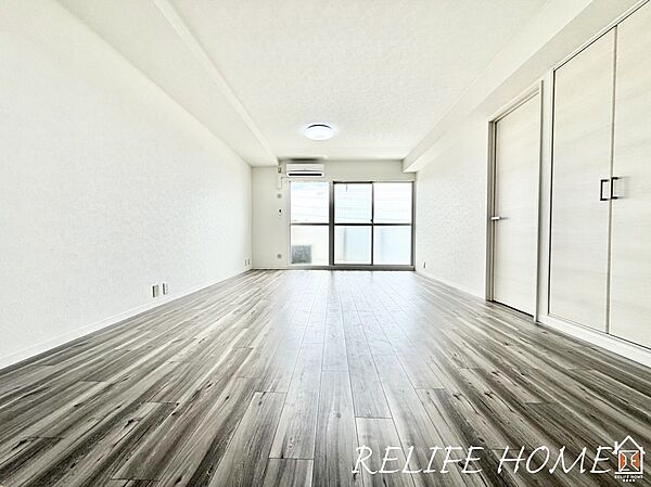 ■Living Room■豊かな光が照らすこの場所は、たわいもない会話を楽しみ、ゆったりとした時間を過ごす場所。家族の日常が刻まれる大切な空間です。