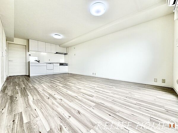 ■Living Room■   家族が集まる広々とした空間のＬＤＫ。導線もしっかりと取れているのでダイニングテーブルやソファー、ローテーブル等の家具もしっかりと配置できます。