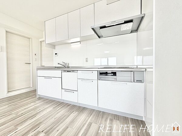 ■System kitchen■ リビングの様子を見ながらお料理が出来る対面キッチン！小さいお子様がいても様子を見ながら家事が出来るので安心です！