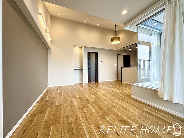 ■Living Room■豊かな光が照らすこの場所は、たわいもない会話を楽しみ、ゆったりとした時間を過ごす場所。家族の日常が刻まれる大切な空間です。