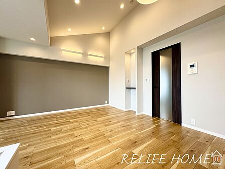 ■Living Room■ シンプルな内装と偏り過ぎないデザインで統一感を演出。日常をワンランク上にする上質なリビング空間。