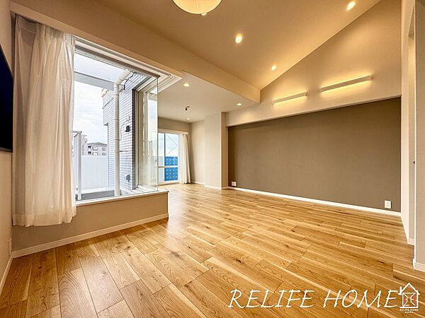 ■Living Room■  シンプルな内装と偏り過ぎないデザインで統一感を演出。日常をワンランク上にする上質なリビング空間。