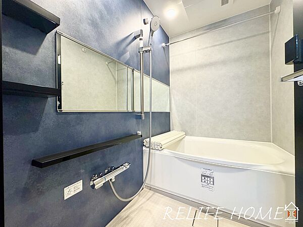 ■Bath Room■  一日の疲れを癒す場として、ゆったりと足を伸ばしてくつろげる綺麗で清潔感のある色味の浴室。