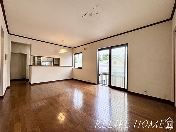 ■Living Room■  家族全員が空間を共有できる理想的なゆったりサイズのリビング。陽当たりも良く嬉しい空間となります。
