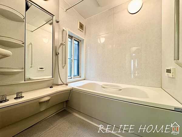 ■Bath Room■  一日の疲れを癒す場として、ゆったりと足を伸ばしてくつろげる綺麗で清潔感のある色味の浴室。気持ちの良い光と風をたっぷりと取りこめる開閉式の窓も設置しています。
