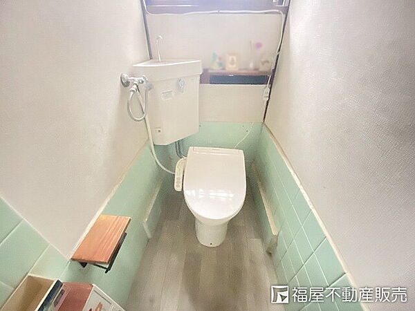 温水洗浄便座付きのトイレです。
