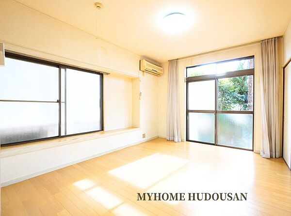 クロスと床のリフォーム予定。リビングは南庭に面した2面採光の明るいお部屋です。腰掛窓は色々な用途にお使い頂けます