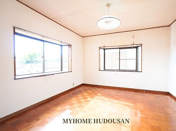 板張りの2階洋室。3方向に窓が付いていて2カ所は便利でお洒落な出窓仕様です。マイホーム不動産でお預かり中、お気軽にお問い合わせください。