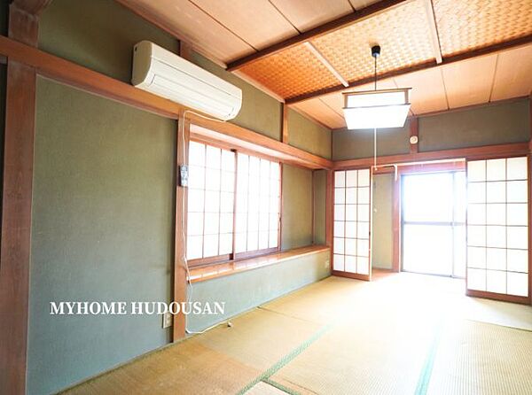 落ち着いた2階の和室は出窓付き。リフォームも含めてマイホーム不動産にご相談くださいませ。
