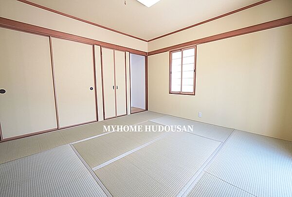 落ち着いた色調で統一された、清涼感のある和室。たっぷりの収納も備わり、多目的に心地よく使えます。マイホーム不動産が売主です、お気軽にお問い合わせくださいませ。