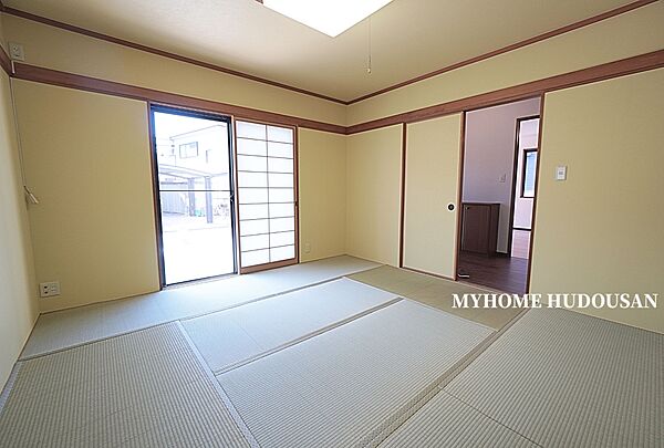 イエロークロスで北欧風のジャパンディのインテリアが完成。日々の疲れを癒やしてくれます。柔らかいイエローのクロスと新しい畳は新調済で、プラスリフォームは必要ありません。