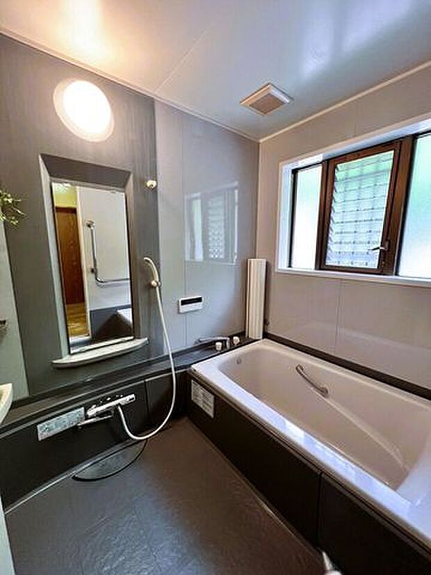 1階浴室浴室内に窓があり、明るいです！
