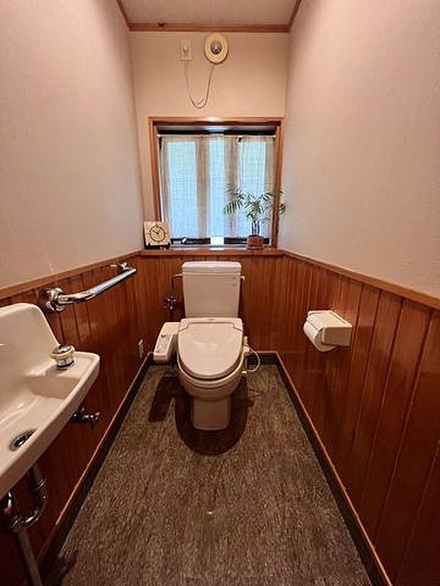 1階トイレ一般的なトイレより広めの設計でゆったり！手すりと洗面台があり安心！