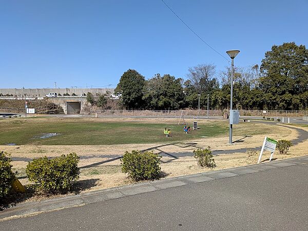 周辺には公園や緑地あり