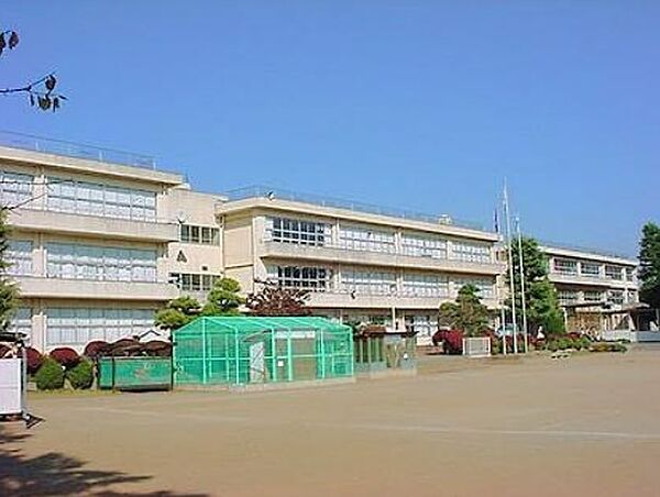 牛久市立牛久小学校（900m）