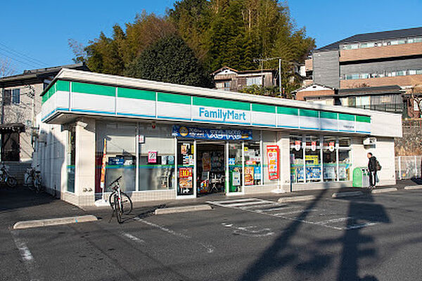 ファミリーマート 町田能ヶ谷町店　徒歩2分