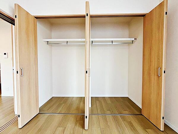 寝室収納。全居室に収納あり。