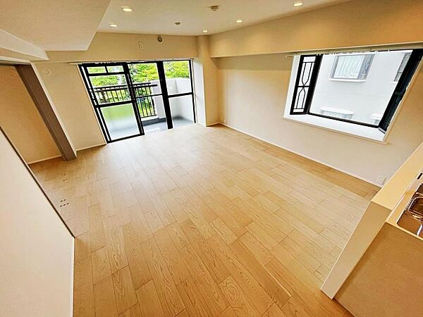 南向け角部屋のリビング。採光・通風良好です。