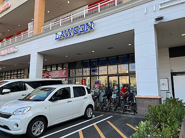 ローソン フォレストモール南大沢店　徒歩7分