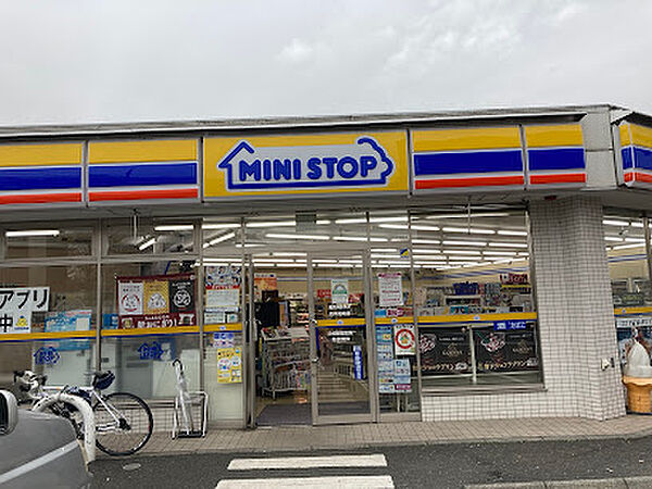 ミニストップ 府中是政店　徒歩5分