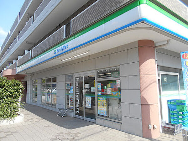 ファミリーマート 是政五丁目店 徒歩2分