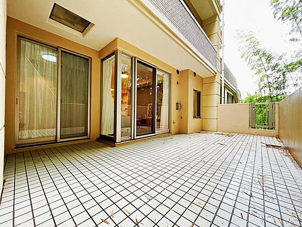 南東向けのテラス。採光・通風良好です。