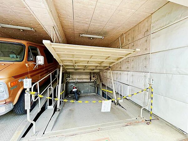 専用駐車場(上段)故障中。現在使用不可です・・・。現況引き渡しなのでご留意ください。全て自己負担となります。※固都税は約1.2万円、月額500円。※修理して使用する場合の費用は200万円前後想定・・・