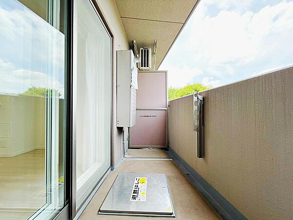 東向けのバルコニー。採光・通風良好です。