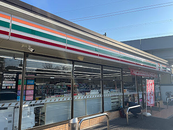 セブン-イレブン 多摩鶴牧1丁目店　隣です。