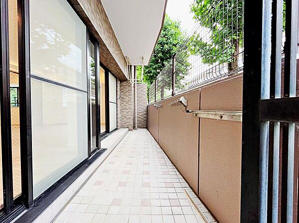 南西向けのバルコニー。採光・通風良好です。