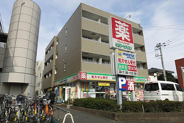 ウエルシア日野万願寺店　徒歩11分