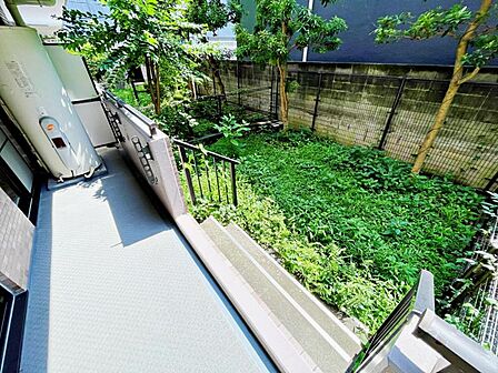 バルコニー・専用庭付きです♪