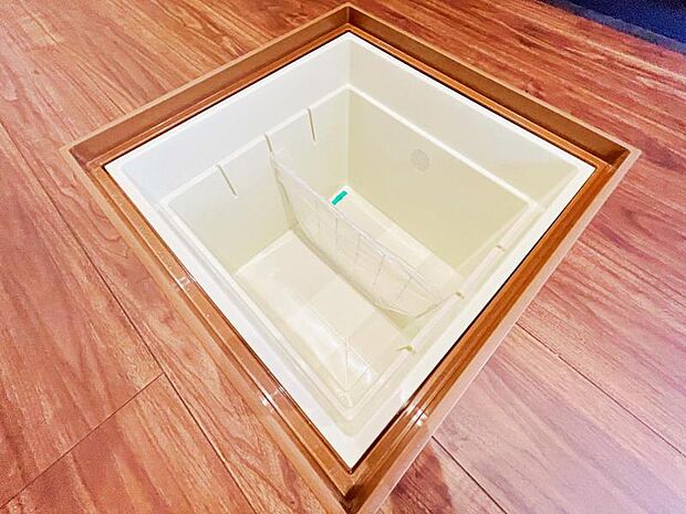 【床下収納】調味料や飲料、防災用品の保管にも役立つ床下収納です。