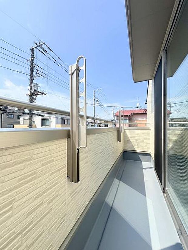バルコニーは採光・通風良好です。